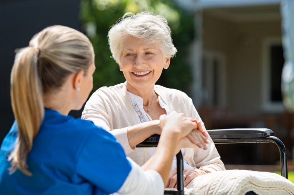 Centros de vida asistida, residencias de ancianos y cuidadores